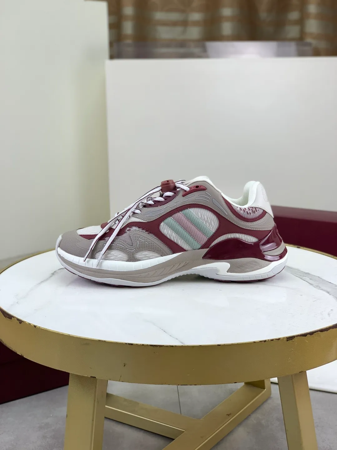 Men's shoes 💰P980 new style 💰 Gucci, couple style, women's style will be released later, new 2.0 futuristic sneakers‼ ️A pair of subversive sneakers is here. Gucci 2.0, a full series of 4 colors with key investment, smart silhouette: slightly curved forefoot design, you can clearly feel the propulsion when commuting and trotting, and it can enhance the sense of line extension when paired with wide-leg pants or cycling pants. EVA thick soles not only have a comfortable height-increasing effect, but also reduce weight (it actually lasts 3 hours of shopping without tiring your feet!) Highlight moments for lazy people: 2. Just choose it for airport wear! You can take them off in seconds after passing the security check (you can put them on as soon as you lift the heel strap), because the shoes come with a sliding buckle, so no need! ! Tie your shoes. Really achieve the sense of relaxation that goes with you. Size: Female 35-40 Male 39-45